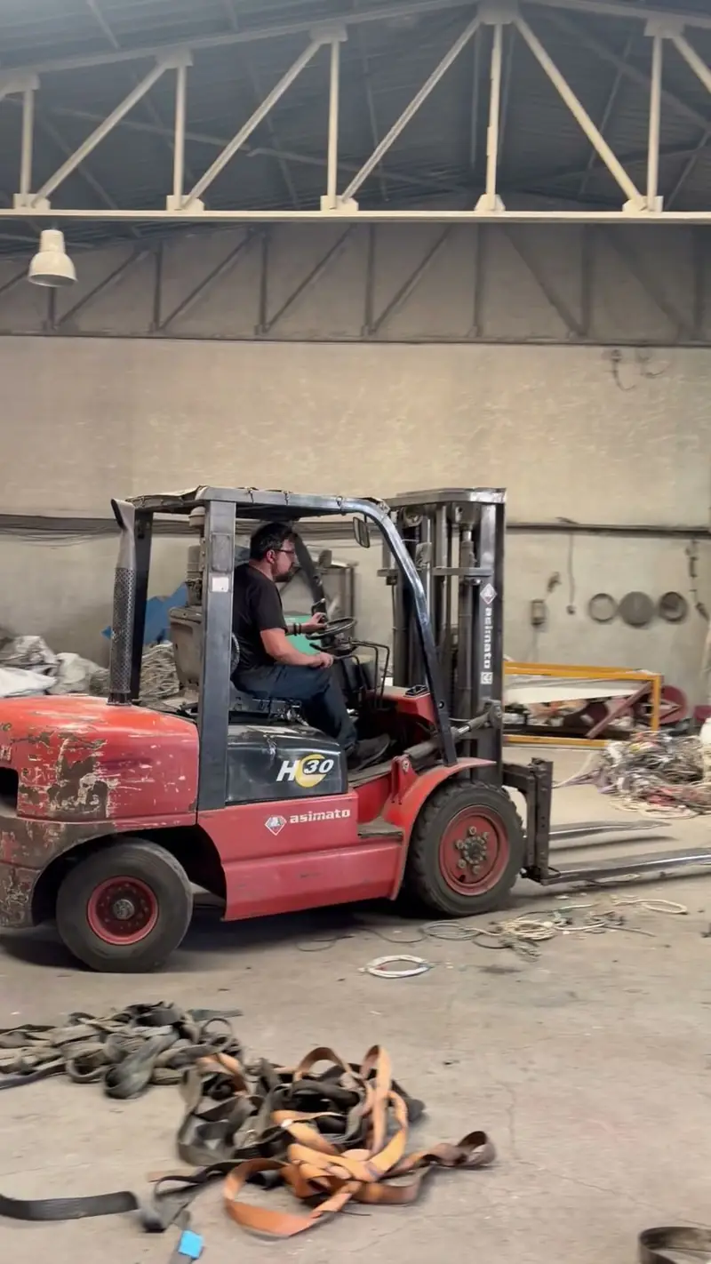 Tesiste yük taşıyan forklift