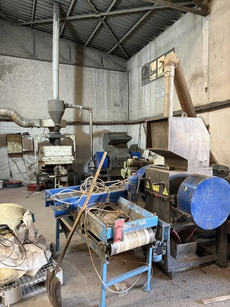 Kırma makinesi ve besleme bandı